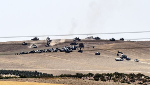 Turkish army tanks and pro-Ankara Syrian opposition fighters moving two kilometres west from the Syrian Turkish border town of Jarabulus - Sputnik Mundo