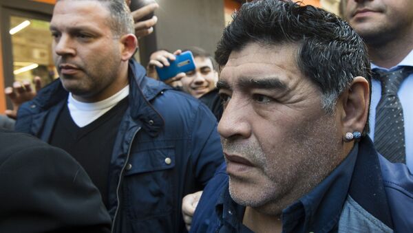 Argentine former football player Diego Armando Maradona (C) arrives to the Argentine Football Association (AFA) headquarters in Buenos Aires, on July 06, 2016. - Sputnik Mundo