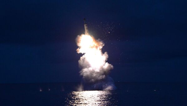 Lanzamiento de un misil desde un submarino por Pyongyang - Sputnik Mundo