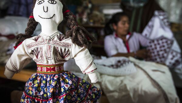 La muñeca en la camiseta bordada, Tlahuitoltepec, México - Sputnik Mundo