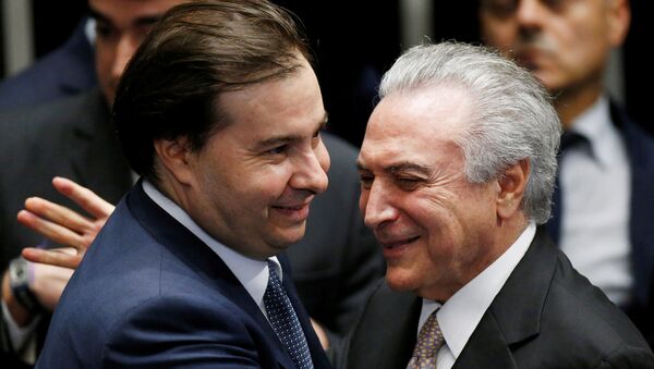 Presidente de la Cámara de Diputados, Rodrigo Maia, y presidente de Brasil, Michel Temer - Sputnik Mundo