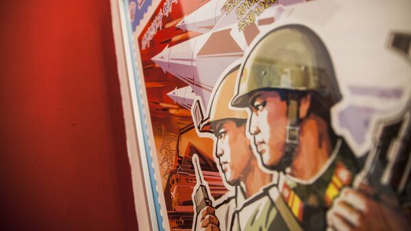 El local cuenta con numerosa iconografia norcoreana - Sputnik Mundo