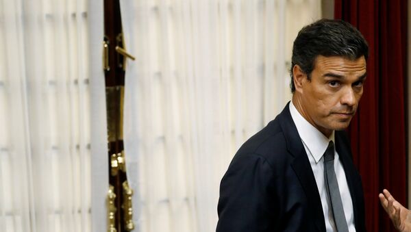 Sanchez stands during an investiture debate at the parliament in Madrid - Sputnik Mundo
