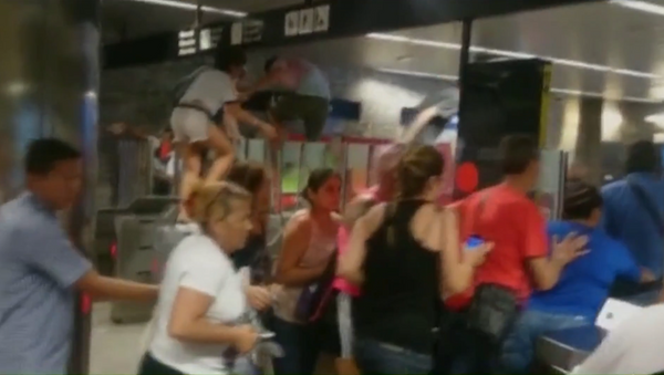 Pánico en el metro de Barcelona - Sputnik Mundo