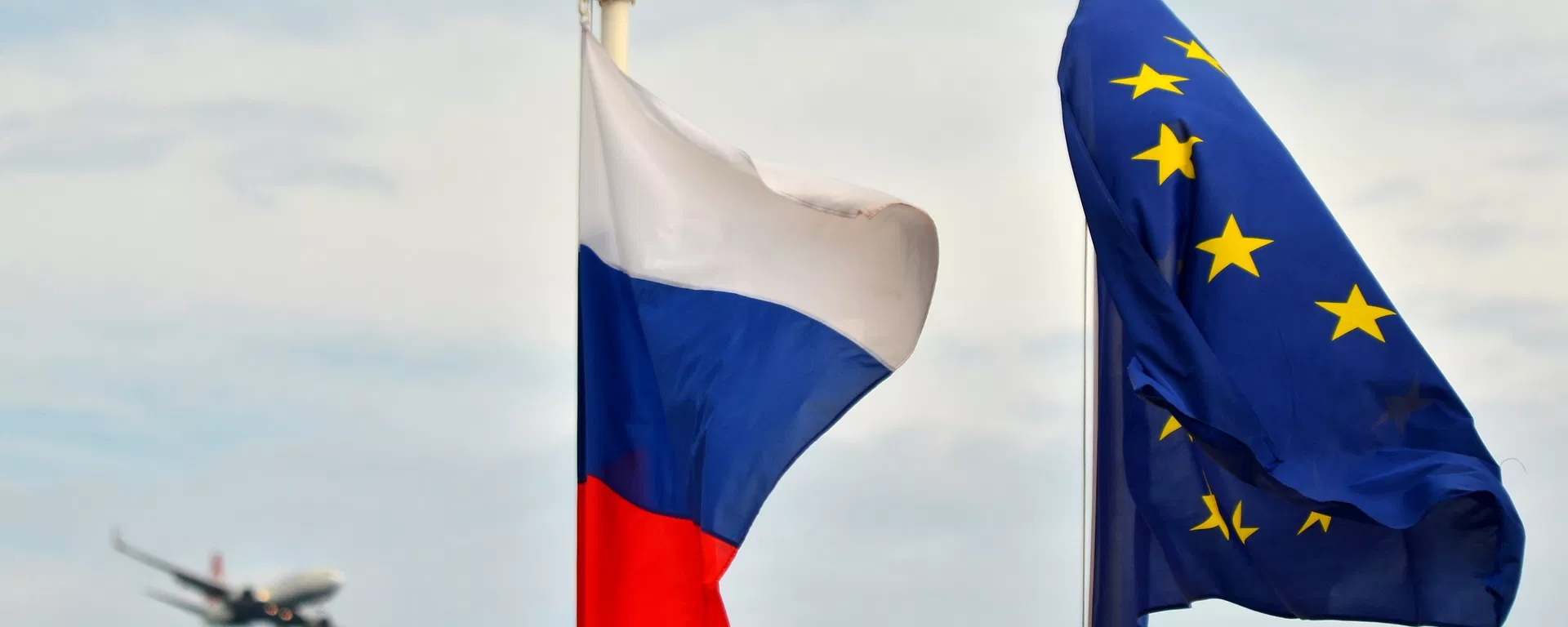 Las banderas de Rusia y la UE - Sputnik Mundo, 1920, 28.02.2023