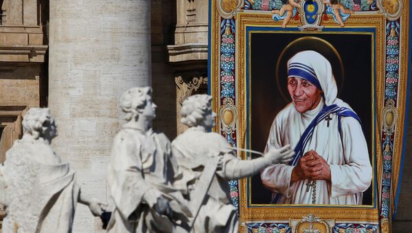 El retrato de la Madre Teresa de Calcuta en la fachada de la basílica de San Pedro durante su canonización en la plaza de San Pedro en la ciudad del Vaticano - Sputnik Mundo