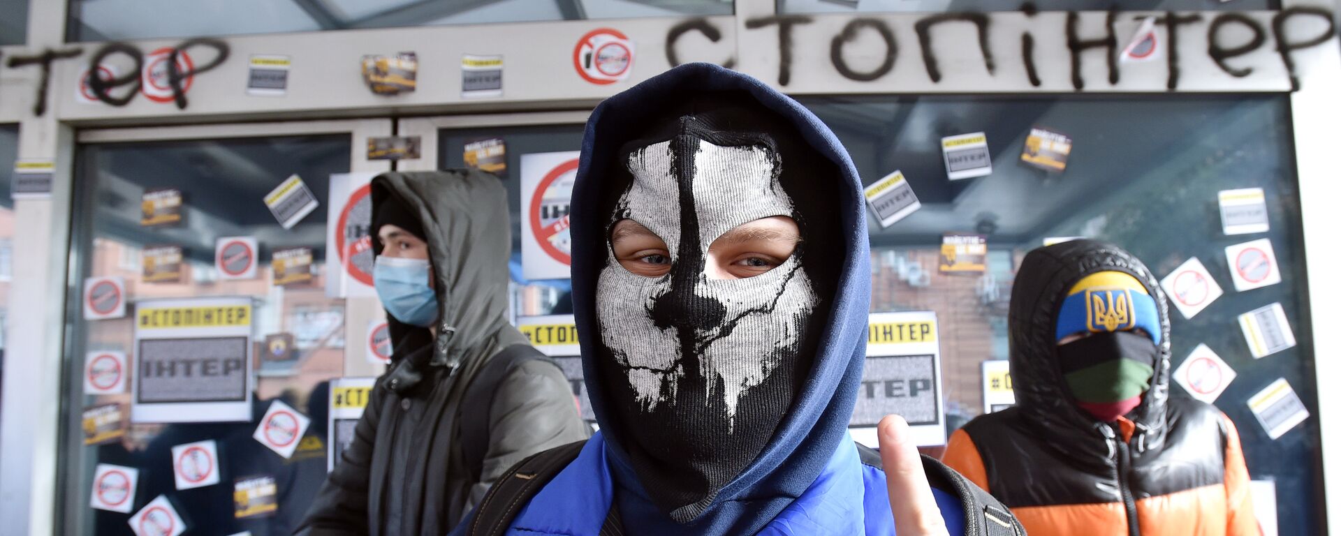 A group of activists block the entrance of the main office of the Ukrainian TV Channel Inter in Kiev on February 25, 2016. - Sputnik Mundo, 1920, 19.05.2022