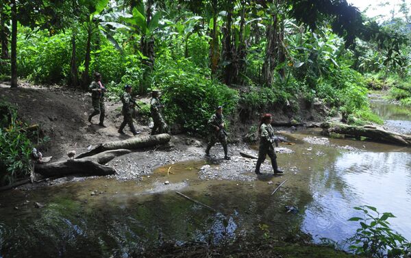 Guerrilleras de las FARC en patrulla - Sputnik Mundo