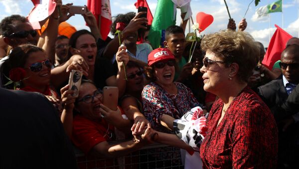 La expresidenta brasileña Dilma Rousseff abandonó definitivamente el Palacio de la Alvorada de Brasilia ante una multitud que la aclamaba - Sputnik Mundo