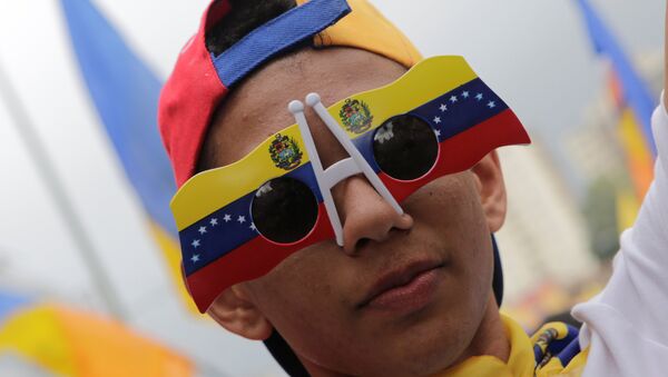 Un partidario de la oposición venezolana - Sputnik Mundo
