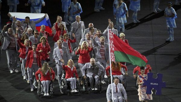 Deportistas bielorrusos llevan la bandera de Rusia en la apertura de los Paralímpicos - Sputnik Mundo