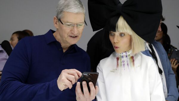 Tim Cook, CEO de Apple, le muestra un iPhone 7 a la célebre bailarina Maddie Ziegler - Sputnik Mundo