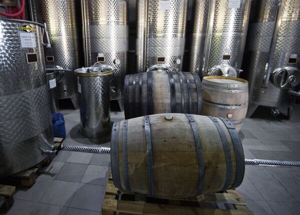 'UPPA Winery' cultiva 11 variedades de uvas importadas desde la región de Borgoña, Francia. Foto: barriles de vino de 'UPPA Winery'. - Sputnik Mundo