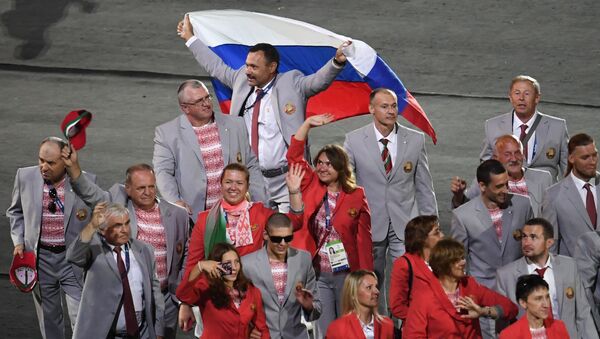 Andréi Fómochkin con la bandera rusa - Sputnik Mundo