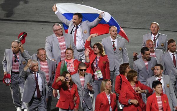 La ceremonia de apertura de los Juegos Paralímpicos de 2016 tuvo lugar el 7 de septiembre en Río de Janeiro. Uno de los miembros de la delegación bielorrusa —Andrew Fomochkin de 53 años de edad— portó la bandera rusa en señal de solidaridad con los deportistas paraolímpicos rusos, que no pudieron asistir al evento por penalización del Comité Paraolímpico Mundial. Fomochkin fue privado de su acreditación por el suceso. - Sputnik Mundo