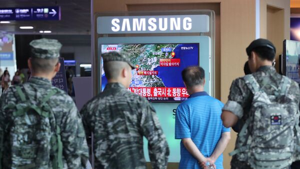 La gente surcoreana ve noticias sobre la prueba nuclear en Corea del Norte - Sputnik Mundo
