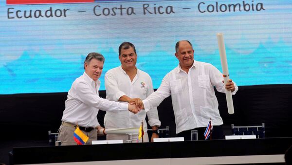 El presidente colombiano, Juan Manuel Santos, el presidente ecuatoriano, Rafael Correa y el presidente costarriqueño. Luis Guillermo Solís al sellar el acuerdo sobre los límites marítimos - Sputnik Mundo
