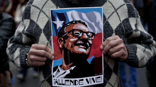 Cartel con la imagen de Salvador Allende, expresidente de Chile (1970-1973) - Sputnik Mundo