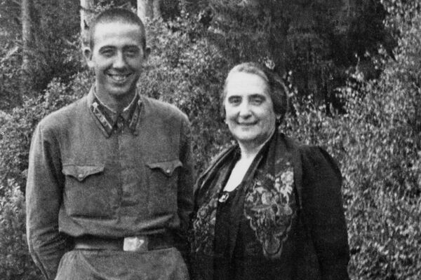 Doris, con su hijo Rubén Ruiz Ibárruri, en 1941, el verano antes de la guerra - Sputnik Mundo