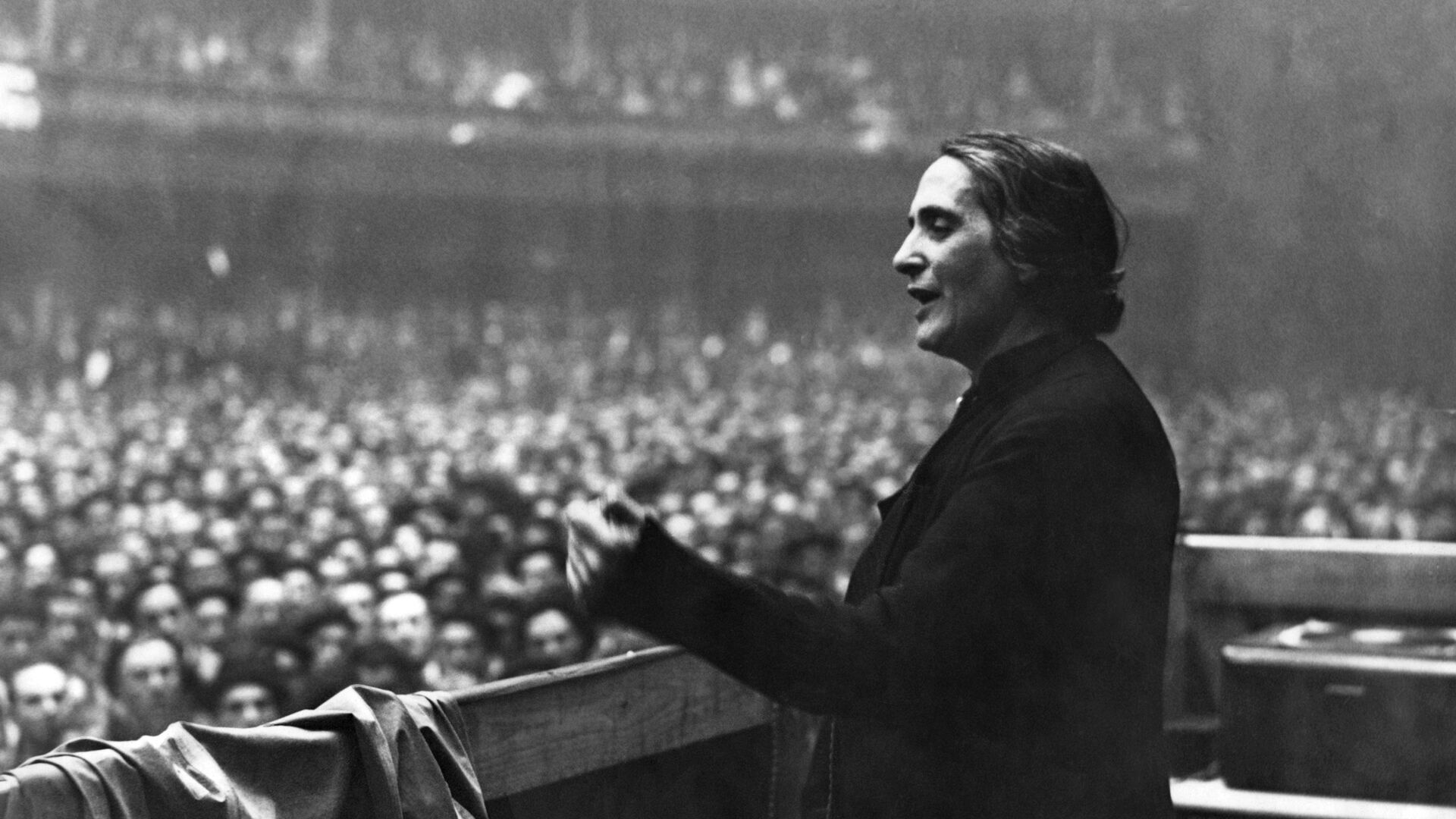 Dolores Ibárruri en una reunión del Partido Comunista de España - Sputnik Mundo, 1920, 20.12.2021