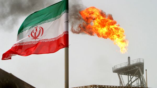 La bandera de Irán con una llama de gas en una plataforma de producción de petróleo al fondo - Sputnik Mundo