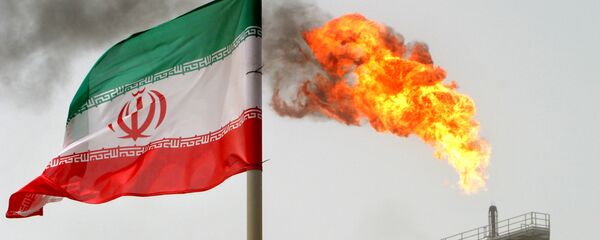 La bandera de Irán con una llama de gas en una plataforma de producción de petróleo al fondo La bandera de Irán con una llama de gas en una plataforma de producción de petróleo al fondo - Sputnik Mundo