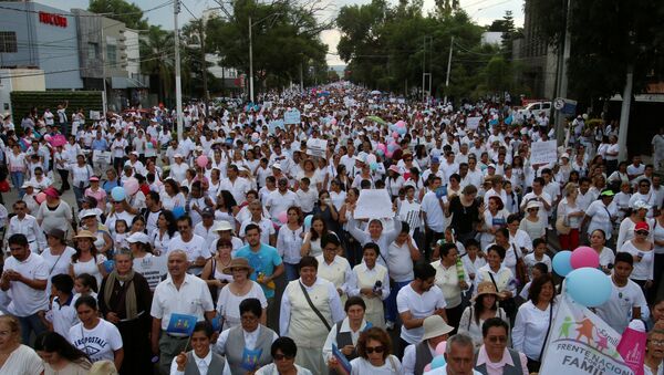 Una manifestación contra la iniciativa del presidente mexicano, Enrique Peña Nieto, sobre los matrimonios homosexuales en Guadalajara, el 11 de septiembre - Sputnik Mundo