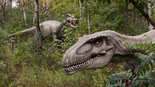Life-sized animatronic dinosaurs are seen at Field Station: Dinosaurs, a 20-acre outdoor Jurassic learning expedition and family tourist attraction in Secaucus, N.J. on Thursday, Sept. 25, 2014 - Sputnik Mundo