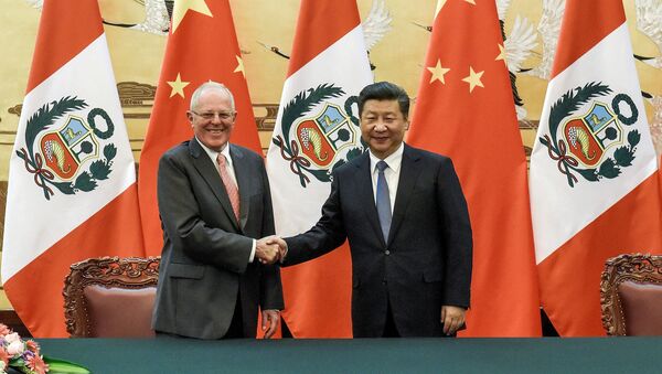 El presidente de Perú,  Pedro Pablo Kuczynski, y el presidente de China, Xi Jinping - Sputnik Mundo