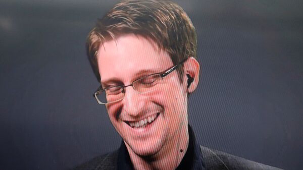 Edward Snowden speaks via video link during a news conference in New York City, U.S. September 14, 2016. - Sputnik Mundo
