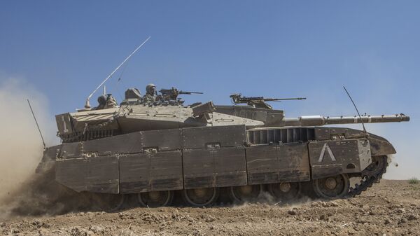 An Israeli Merkava tank rolls to the southern Israeli border with the Gaza Strip, on August 1, 2014 - Sputnik Mundo