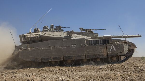 An Israeli Merkava tank rolls to the southern Israeli border with the Gaza Strip, on August 1, 2014 - Sputnik Mundo