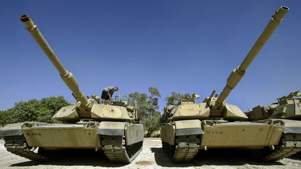 A US soldier of Delta Company, Task Force 4-64 Armor, works on the M1 Abrams Tanks at Camp Prosperity, in Baghdad's fortified Green Zone 31 August 2005 - Sputnik Mundo