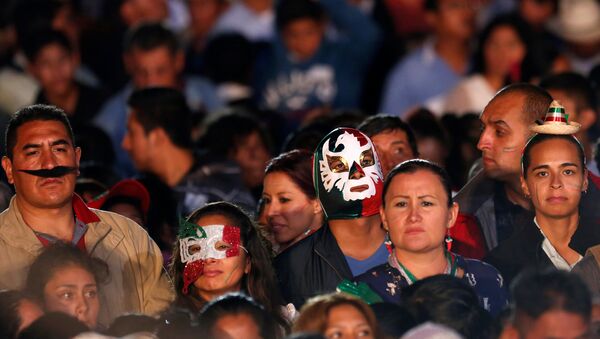 Gente durante la fiesta de Independencia de México - Sputnik Mundo