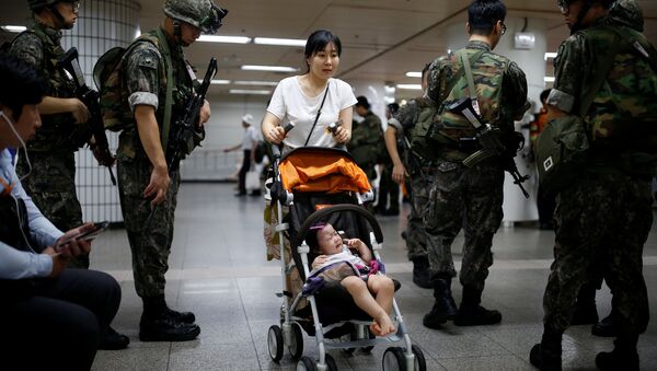 Una mujer coreana con su bebé - Sputnik Mundo