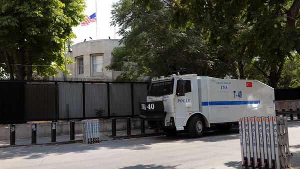 A Turkish riot police van is stationed outside the US Embassy as supporters of President Recep Tayyip Erdogan were expected to come to protest, in Ankara, Turkey, Monday, July 18, 2016 - Sputnik Mundo