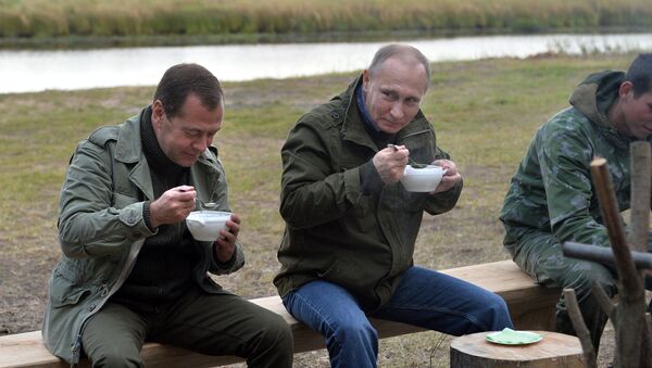 Vladímir Putin, presidente de Rusia, y Dmitri Medvédev, primer ministro de Rusia - Sputnik Mundo