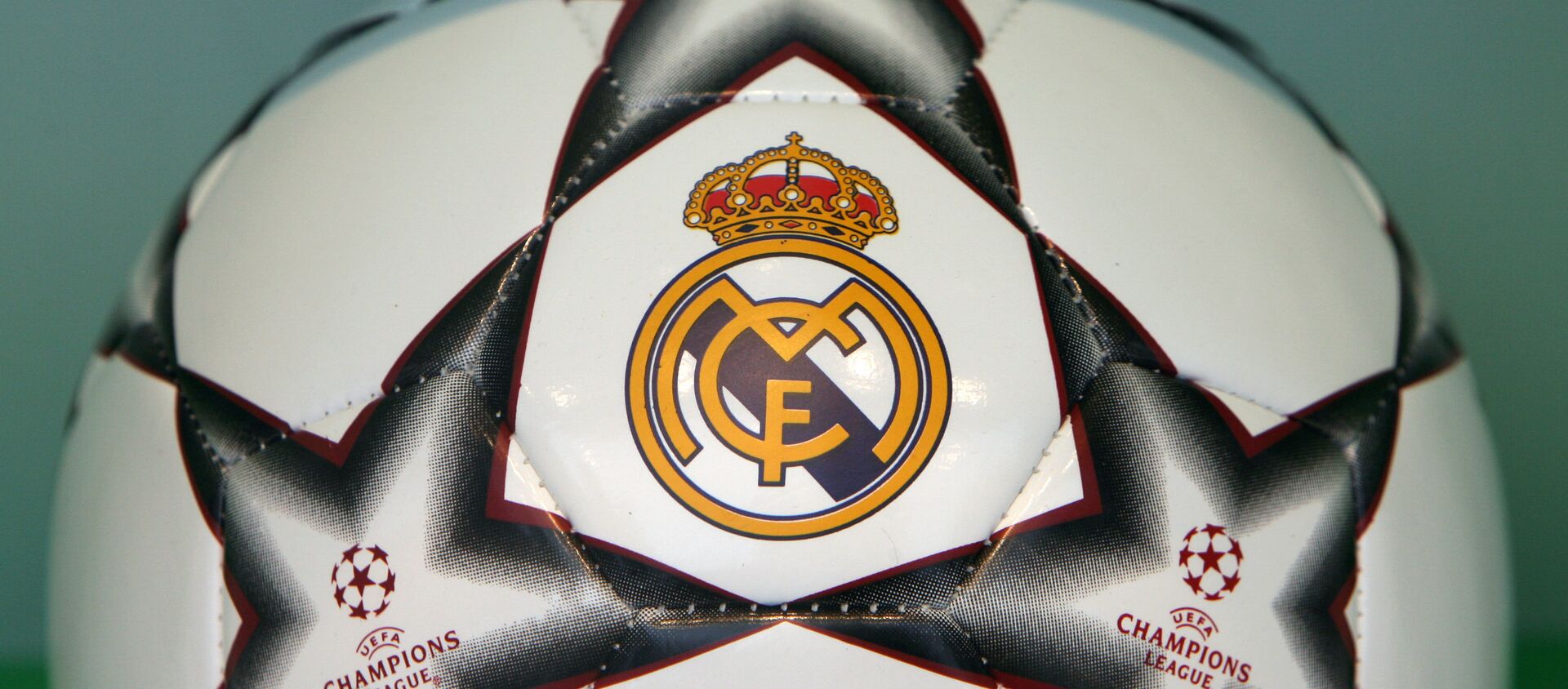 A Real Madrid Champions League football seen in a shop window in Madrid, 07 December 2006.  - Sputnik Mundo, 1920, 06.03.2020