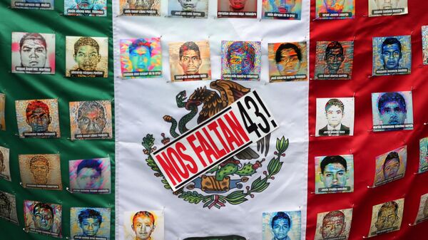Bandera de México con las fotos de víctimas - Sputnik Mundo