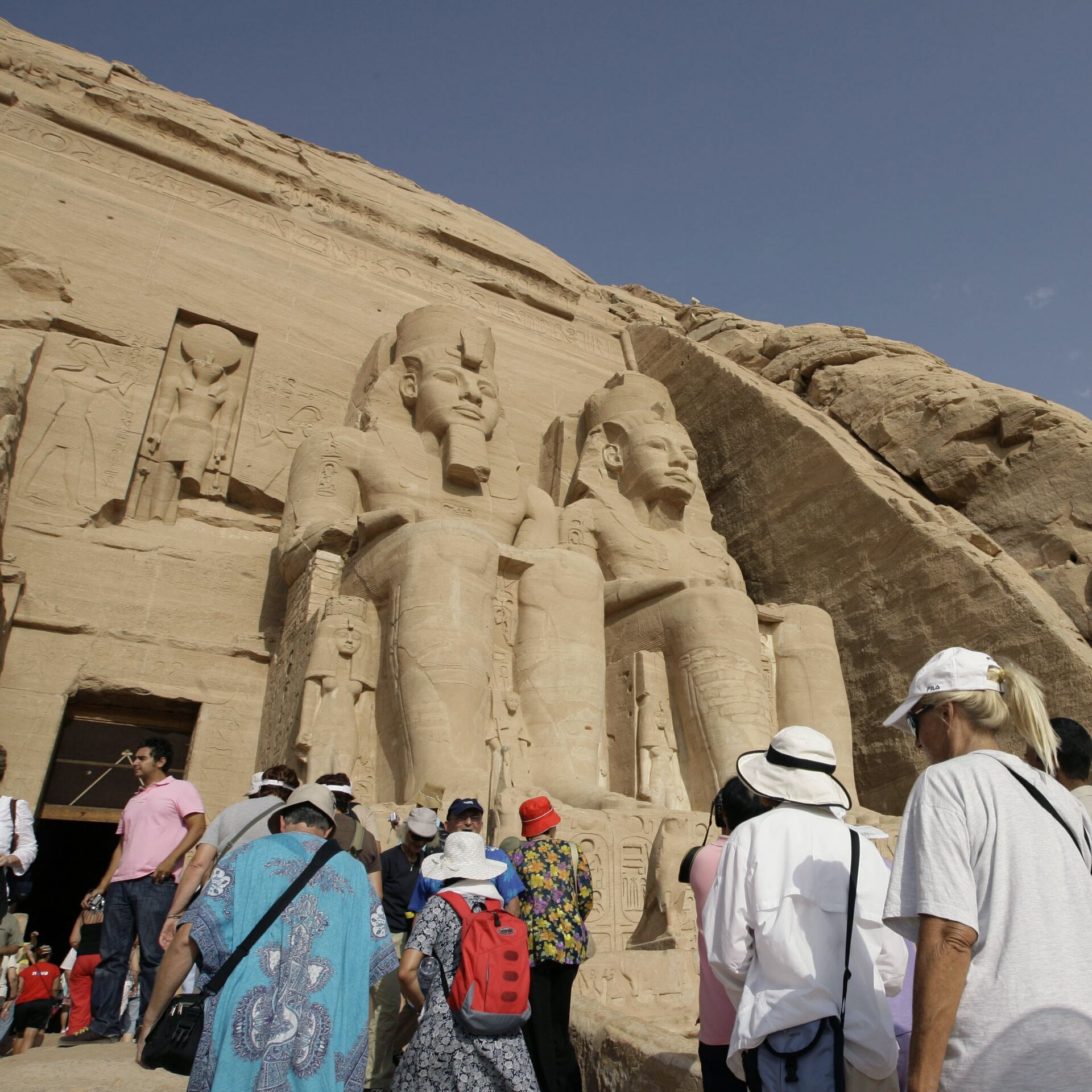 Экскурсии куда. Египет фото туристов. Камни для туристов Египет. Египтяне во Франции. Из Алжира в Египет.
