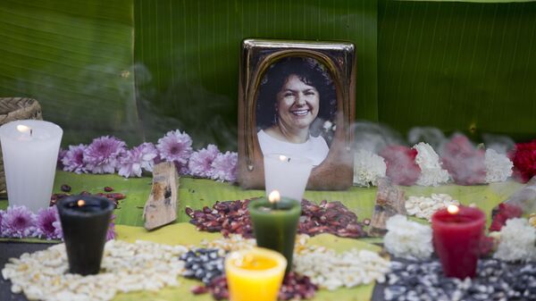 Foto de Berta Cáceres en un altar levantado en su memoria - Sputnik Mundo