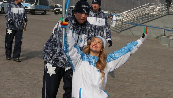 Ksenia Bezuglova carga la antorcha de los Juegos Paralímpicos de invierno de Sochi, en 2014. - Sputnik Mundo
