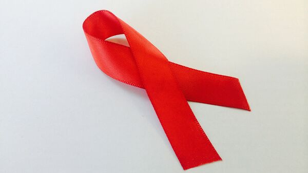 El lazo rojo, símbolo de la lucha contra el VIH y el sida - Sputnik Mundo