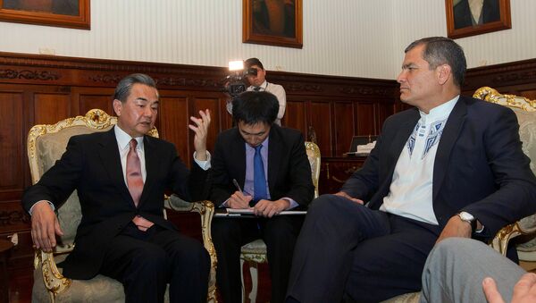 El presidente de Ecuador, Rafael Correa y el ministro de Relaciones Exteriores de China, Wang Yi - Sputnik Mundo