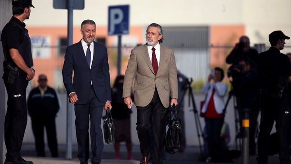 Francisco Correa (dcha.) llega a una corte afuera de Madrid para dar testimonios en el caso de corrupción Gurtel - Sputnik Mundo