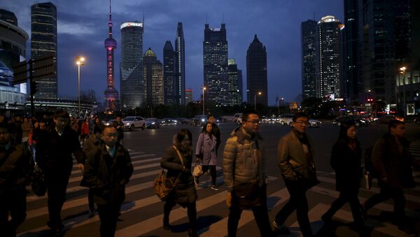 Gente cruza una calle en Shanghái - Sputnik Mundo