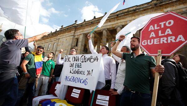 Los estudiantes durante una manifestación en apoyo de los acuerdos de paz entre las FARC y el Gobierno de Colombia (archivo) - Sputnik Mundo