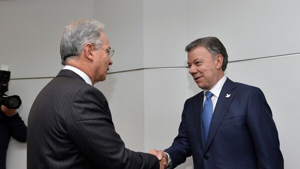 Álvaro Uribe, expresidente de Colombia, y Juan Manuel Santos, presidente de Colombia - Sputnik Mundo