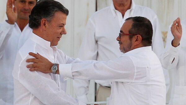 El presidente colombiano, Juan Manuel Santos, y el líder de las FARC, Rodrigo Londoño alias Timochenko durante la firma del Acuerdo Final sobre la Paz en Cartagena (archivo) - Sputnik Mundo