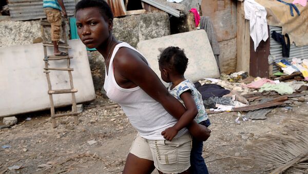 La mujer con un niño en Haití - Sputnik Mundo
